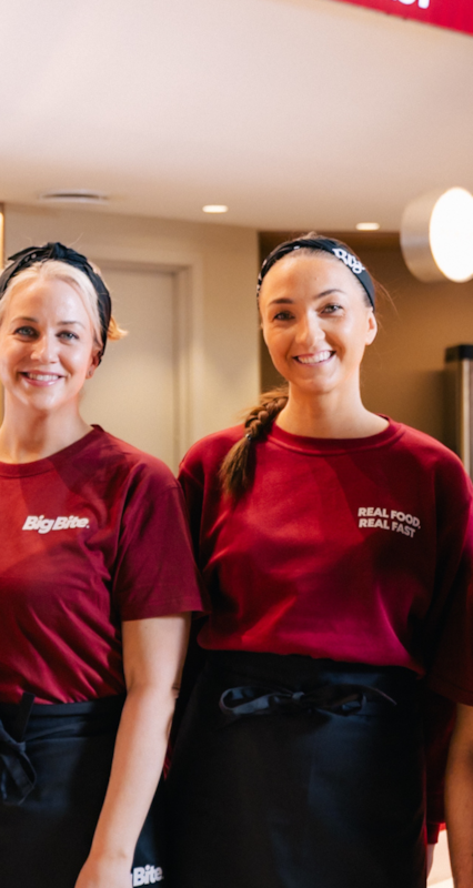 Mann og kvinne spiser sub